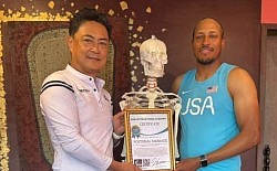 مدرب المنتخب الوطني الأمريكي البارالمبي، تلقى تدريبه في أكاديمية روتردام للطب.