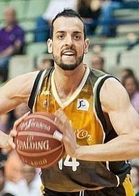 تلقى لاعب كرة السلة الإسباني المحترف سالفا أركو علاجًا بالتدليك لمدة 7 أيام في مركز RSM