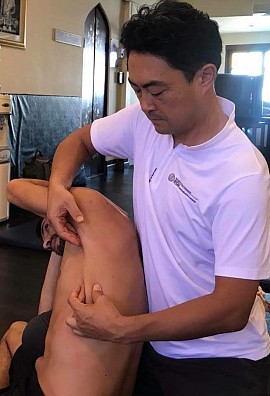 Myofascial frigørelse med udstrækning ved latissimus dorsi