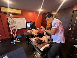 Studerende i Dynamisk Myofascial Release-kurset