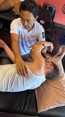 Afhjælpende massage for skulder- og bensmerter