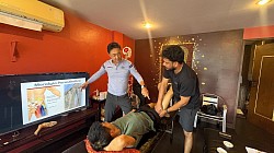 Afhjælpende massage med hænderne på træning