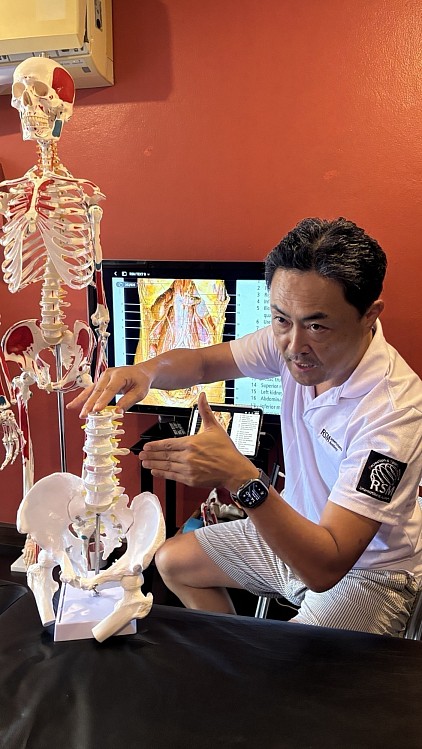 Dynamisk myofascial frigivelse til korrektion af kropsholdning