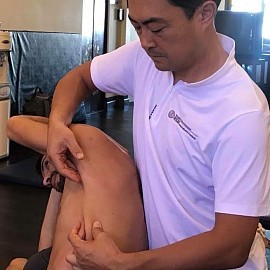 Myofasziale Entspannung mit Stretching des Latissimus dorsi