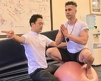 Dynamisches Haltungstraining mit Hiros einzigartiger Methode - Balance Ball YOGA