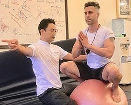Balance Ball Yoga: dynamisches Gleichgewicht und Koordination