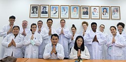 Studenten aus der ganzen Welt, darunter Massagetherapeuten und Yogalehrer, besuchen