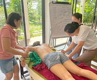 Spa-Massage-Ausbildung mit professioneller Therapeutin