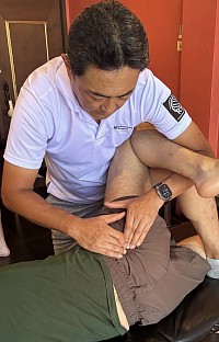 Anwendung der Hüftgelenksmobilisation durch Massage zur Haltungskorrektur