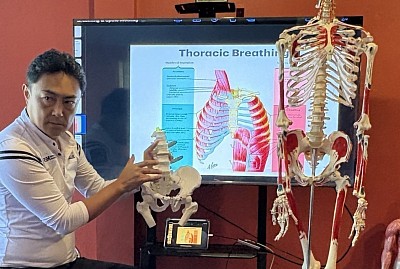 Orthopädischer Massagekurs zur Verbesserung der Wirbelsäulenbeweglichkeit und Atmung