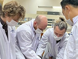 Ausbildung in klinischer Palpation an der Medizinischen Fakultät der CMU