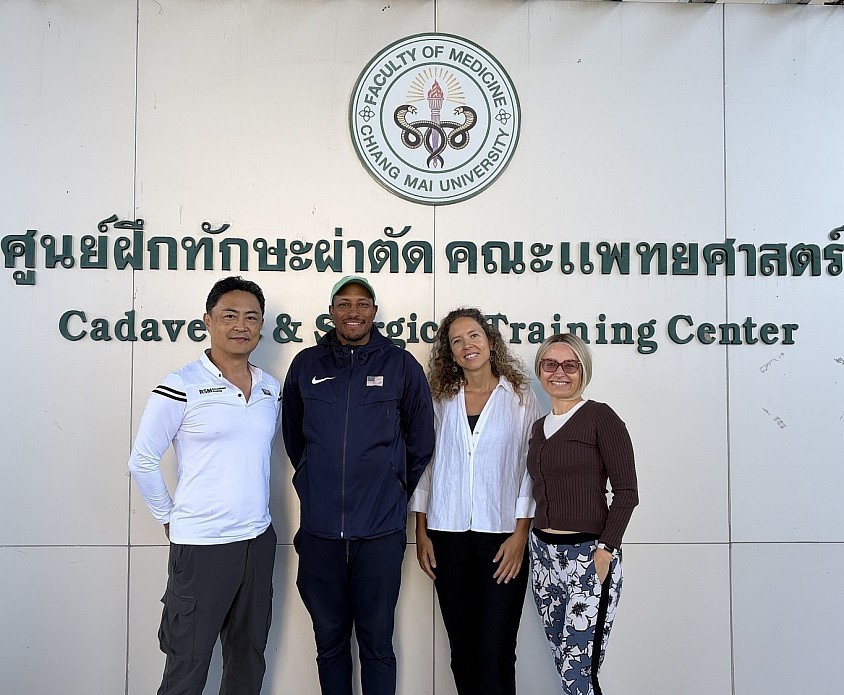 Hironori Ikeda mit einem Trainer des US-amerikanischen paralympischen Nationalteams