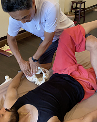 Curso de masaje de tejido profundo: se trabaja con los músculos ilíaco y psoas, haciendo hincapié en la palpación profesional para el dolor lumbar y la estabilidad postural.