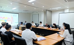Los profesores brindan información previa a la lección sobre puntos clave de anatomía.