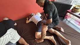 Masajista en Singapur que practica Shiatsu profundo