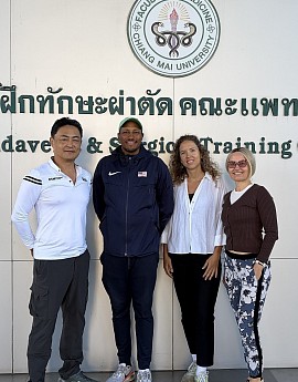 Hironori con un entrenador del Equipo Nacional Paralímpico de Estados Unidos
