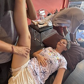 Prueba de elevación de la pierna recta (SLR) durante una práctica de neurodinámica