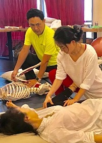 Peregangan kompresi untuk meningkatkan rentang gerak pinggul.