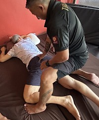 Terapis pijat dari Singapura mempraktikkan Pijat Shiatsu Mendalam.