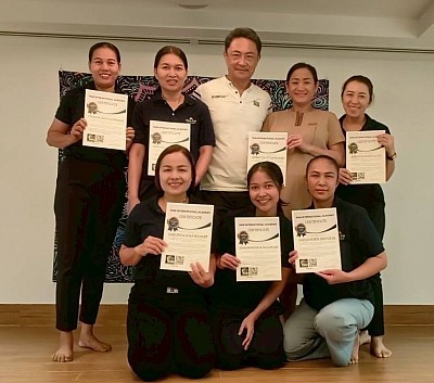 Hironori diundang ke spa resor kesehatan bintang 5 untuk pelatihan pijat.