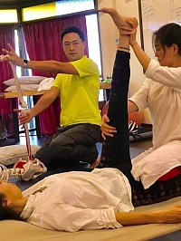 A yoga teacher from Hong Kong learns stretching techniques to identify muscle tension