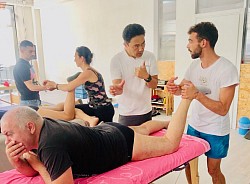 Hands-on teaching of qualified palpation techniques