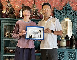 A woman from Luxembourg embarks on a new career path as a massage therapist, leveraging her artistic drawing skills to enhance her expertise in pain relief and postural correction.
