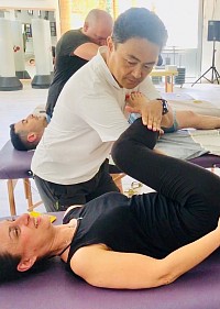 Pre-stretching per identificare la tensione nell'articolazione dell'anca e gli squilibri nella flessibilità