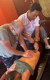Massaggio terapeutico per alleviare il dolore miofasciale cronico della parte bassa della schiena