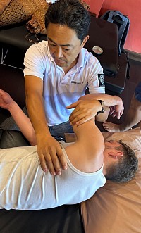 Trattamenti di massaggio completi per alleviare il dolore della cuffia dei rotatori e degli arti inferiori