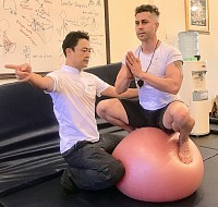バランスボールヨガ - ダイナミックコア姿勢トレーニングコース