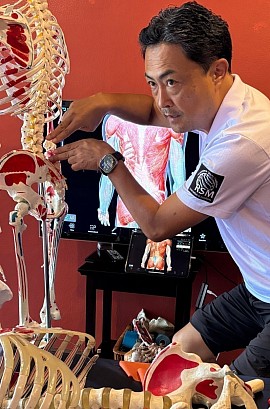 バランスボールテクニックで脊柱の中立位を明確にする
