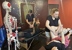 Diepweefselmassage voor vooroverkanteling van het bekken