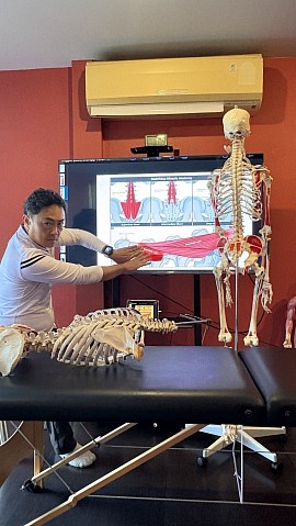 Triggerpointtherapie rond de nervus clunealis superior.