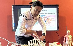 Hironori Ikeda geeft les in schouderanatomie