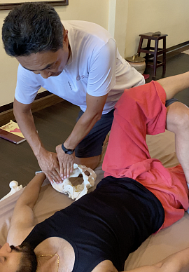 Palpação do músculo ilíaco e psoas na massagem de tecidos profundos