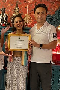 A Dra. Amrita do Reino Unido fez cursos de Liberação Miofascial Dinâmica e Terapia de Pontos-Gatilho na RSM