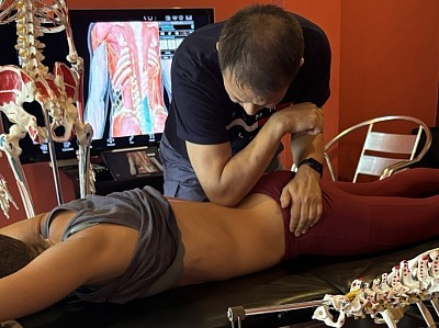 Massagem de tecido profundo para correção postural