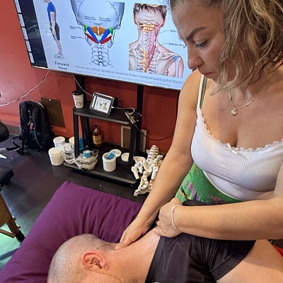 Massagem ortopédica para mobilidade cervical