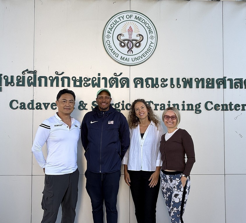 Hironori Ikeda com um treinador da equipe paralímpica dos EUA.