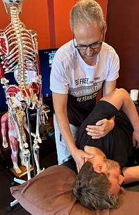 Xác định nguyên nhân gây đau trong hội chứng chèn ép khoang ngực.