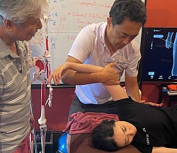 Bài tập kéo giãn cân cơ để cải thiện khả năng vận động của xương bả vai.