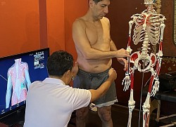 Kiểm tra sự thẳng hàng của khung chậu và khả năng vận động của cột sống