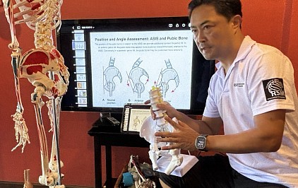 Mối quan hệ giữa sự xoay và xoay ngược của khung chậu với trọng tâm