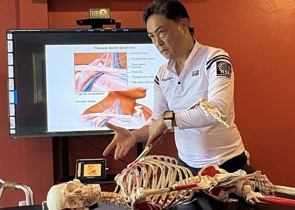 Massage Shiatsu sâu giúp giảm đau lưng dưới
