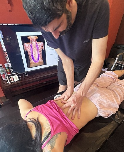 Khóa học massage chỉnh hình giúp cải thiện khả năng vận động cột sống và hô hấp.