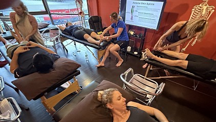Các khóa học massage mô sâu để điều chỉnh tư thế