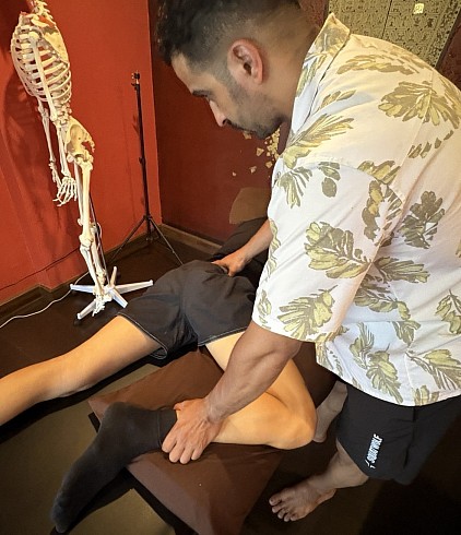 Massage Shiatsu tác động lên vùng thần kinh cần điều trị.