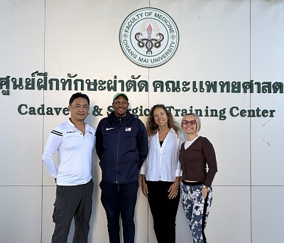 Hironori cùng huấn luyện viên đội tuyển Paralympic quốc gia Hoa Kỳ.