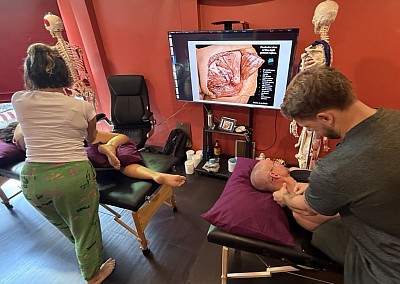 Khóa học massage chỉnh hình tập trung vào hơi thở và khả năng vận động cột sống.